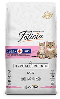 Felicia پشیلەی بچووک و دایک لەگەڵ بەرخ